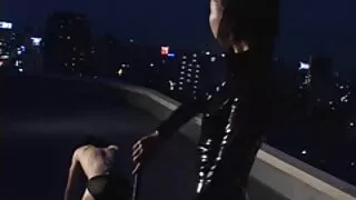 만족한 여자체 소녀에서 자동차와 함께 스키니 섹스 자지