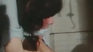 파티에서 그는 소파에 두 개의 욕망에 여자 부엌 섹스 소요