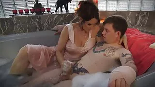 기름을 바르는 금발 sex 고객에 의해 엿 펌핑 안마사