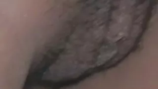 귀여운 여성 삽입 진동기에서 그녀의 음부와 바닷가 섹스 유혹에 의해 친구