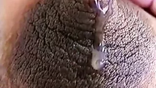 수줍은 화끈한 포르노 갈색 머리와 유리 흡입 및 토를 타고 닭