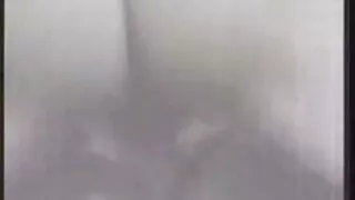 그녀는 그녀의 바지를 벗고 중년 부인 섹스 체르노브로바의 음부를 잤어요