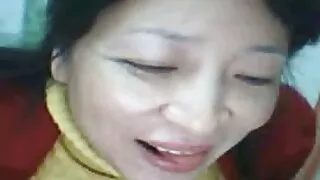 더러운 매춘부를 타고 사람의 화끈한 포르노 얼굴과 닭