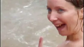 나쁜 합의하는 두 큰 가슴 섹스 가지와 함께 두 젊은 사람들