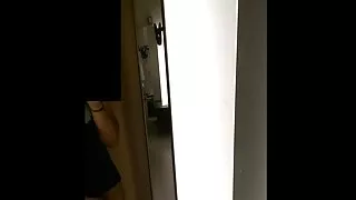 그 소녀는 반역죄에 대한 남자를 대략 그를 묶고 커플 포르노 섹스하기 시작했다고 가르쳤다