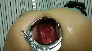 불안한 누드 비치 섹스 호랑이는 육즙이 많은 입을 가진 남자의 항문을 핥습니다