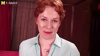 빌어 먹는 사리나 발렌티나 여자와 부드러운 슬릿과 작은 가슴