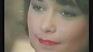 두 중년 부인 섹스 여자와 시파틱 소녀가 부엌에서 섹스를했다