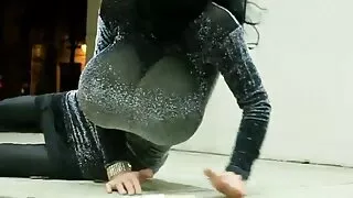 두 개의 매춘부 빨 닭고 애 그들의 멋진 조개 촉수 섹스